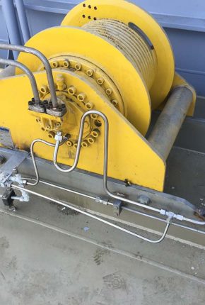 Winch with hydraulic piping